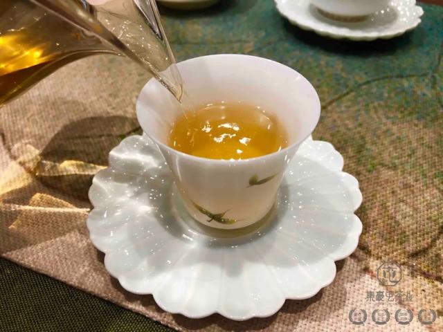 果韻花香,一盞清茗酌知音